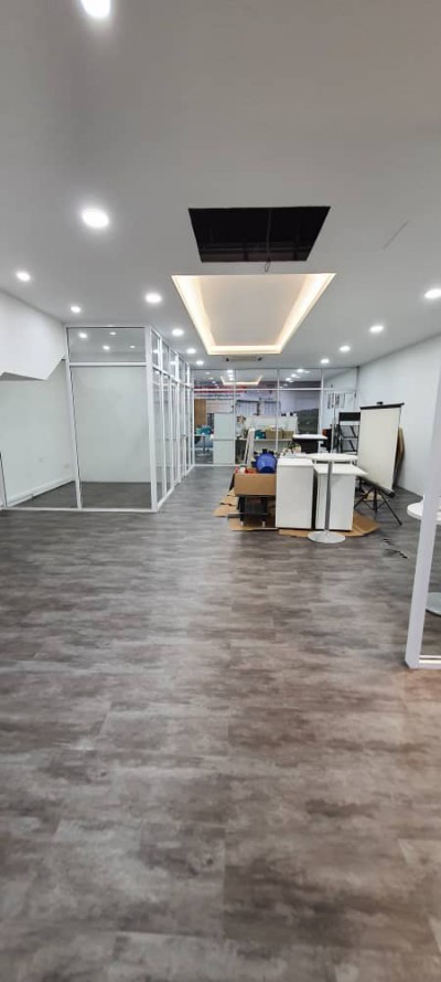 CÔNG TRÌNH THI CÔNG SÀN NHỰA VINYL HÈM KHÓA SPC GIẢ BÊ TÔNG ĐẸP CHẤT LƯỢNG QUANG TRAN