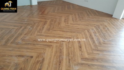 Thi Công Sàn Nhựa Vinyl Giả gỗ dán keo Kiểu Xương Cá đạt tiêu chuẩn