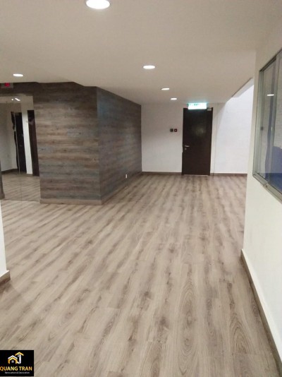 Thi công sàn Nhựa giả gỗ dán keo đẹp và bền