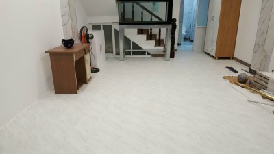 CÔNG TRÌNH THI CÔNG SÀN NHỰA HÈM KHÓA SPC GIẢ ĐÁ - 28/3 BÙI VIỆN, Q1, TPHCM